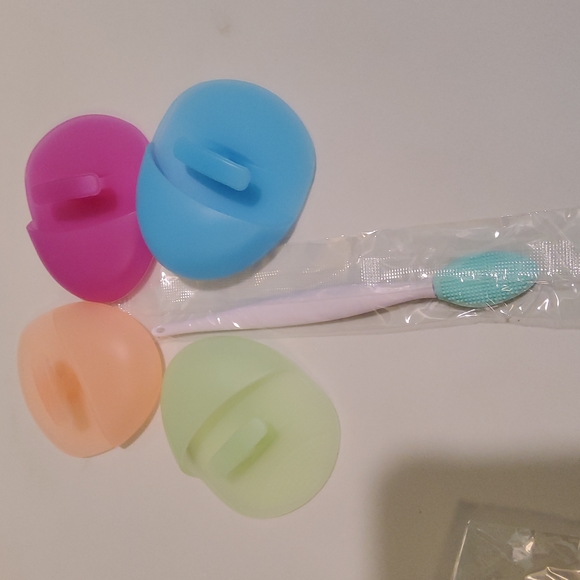 4pk Silicone Facialsrubbers with Lip Scrubber - Picture 2 of 6